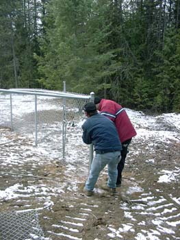 0270 - Stretching the wire tight